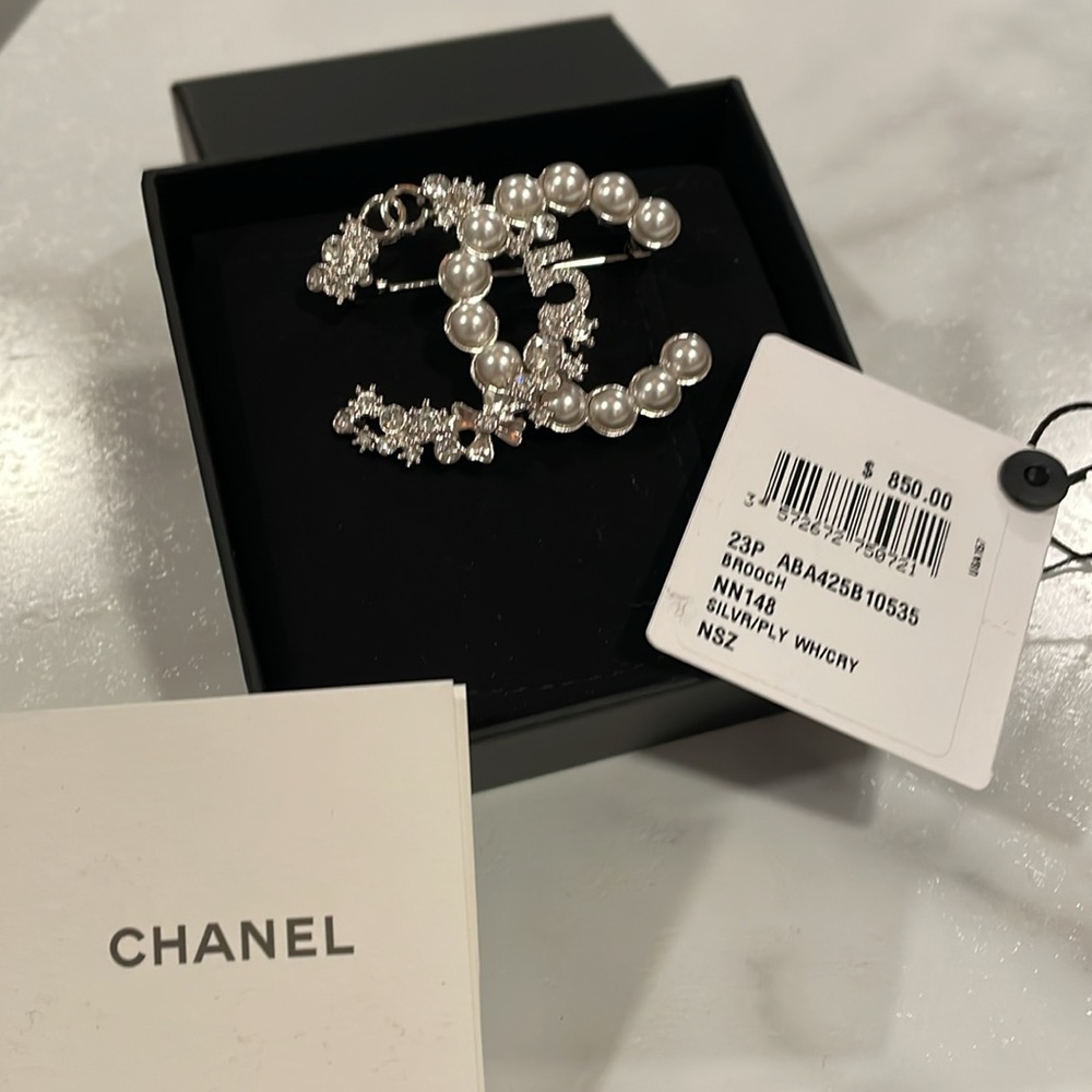 Chanel brooch, box, receipt, bag, flower and ribbon - Picture 4 of 16